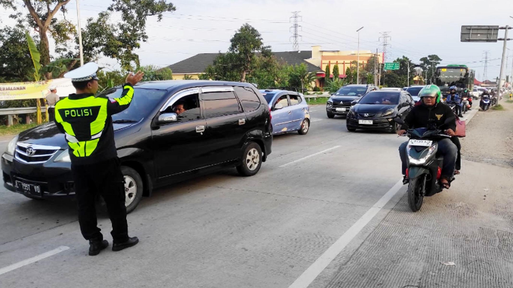Ruas Jalan Arteri dan Jalan Tol Mojokerto Padat Kendaraan Pemudik, Puncak Arus Balik Lebaran 2024