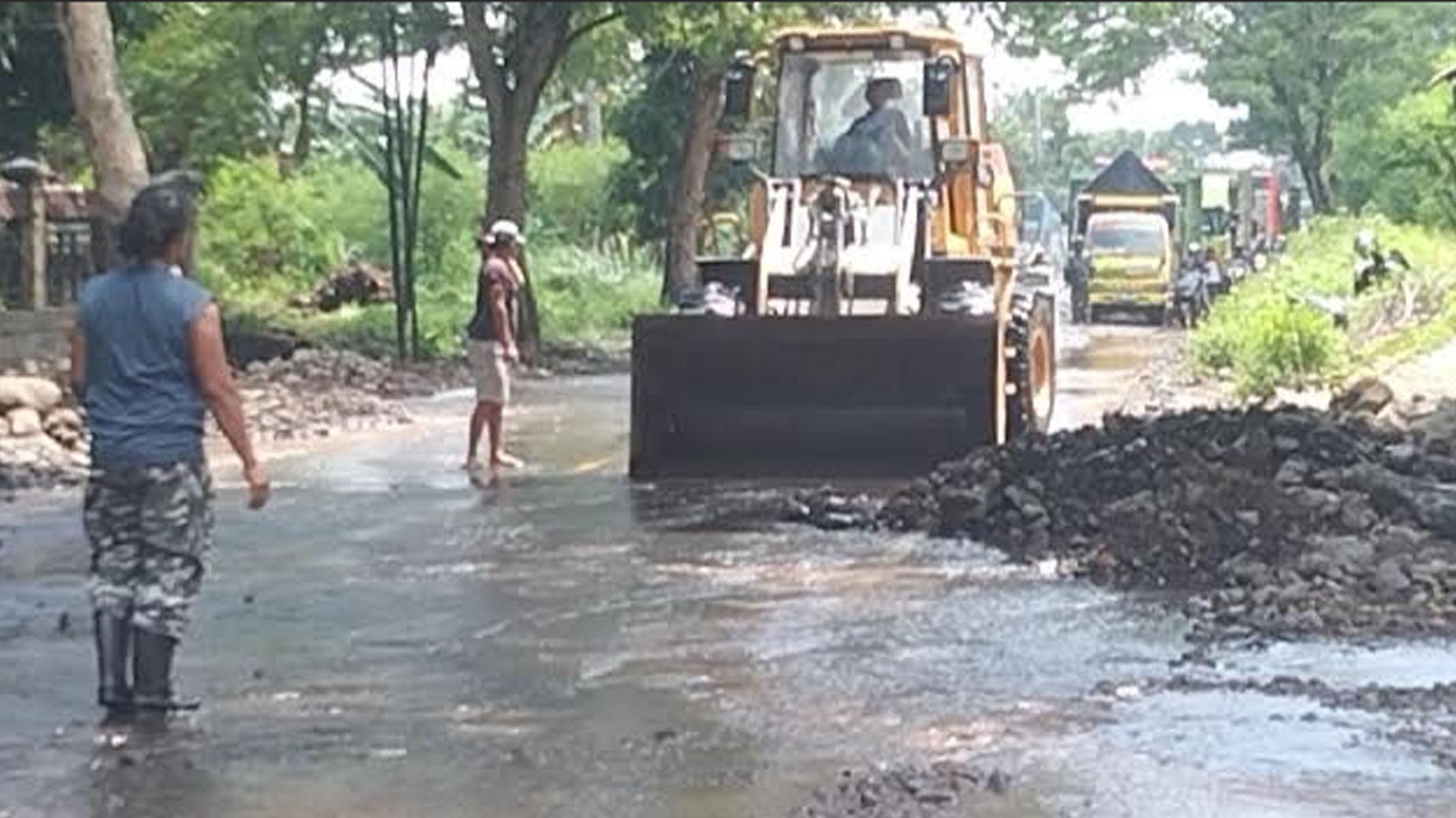 Puluhan Kendaraan Terjebak Macet di Jalan Pantura Situbondo, Alat Berat Bantu Atasi Tanggul Jebol