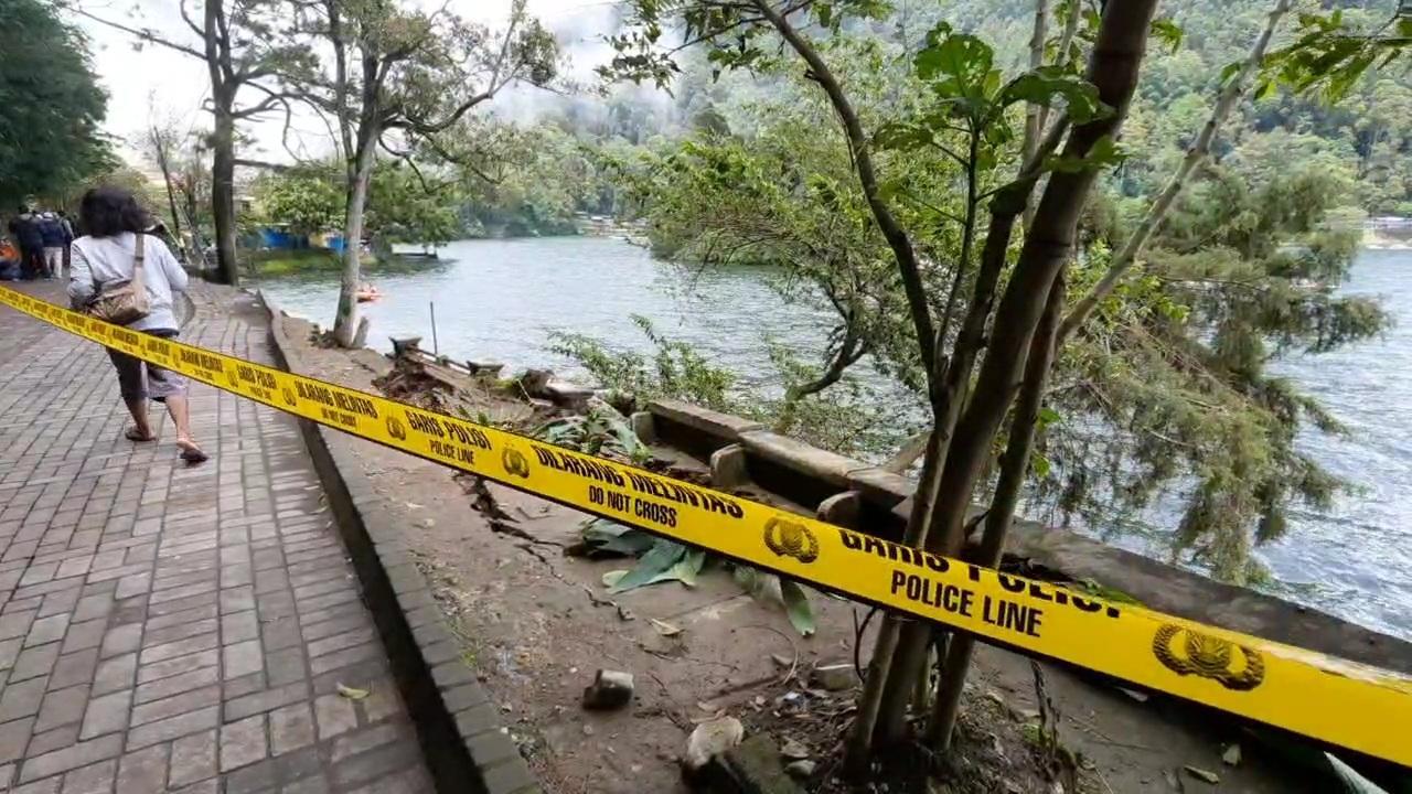 TERDAMPAK-LONGSOR-jalan-wisata-di-Telaga-Sarangan-Magetan-dipasang-police-line.jpg