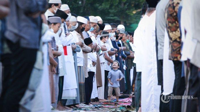 Takbir-7-Kali-Saat-Sholat-Idul-Adha-Baca-Apa-Berikut-Tata-Cara-Sholat-Idul-Adha-2025.jpg