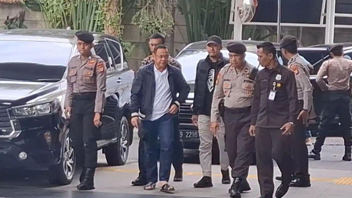 Tampang-Sudewo-Bupati-Pati-di-Gedung-KPK-Jakarta-Pakai-Jaket-Gelap-dan-Memilih-Bungkam.jpg