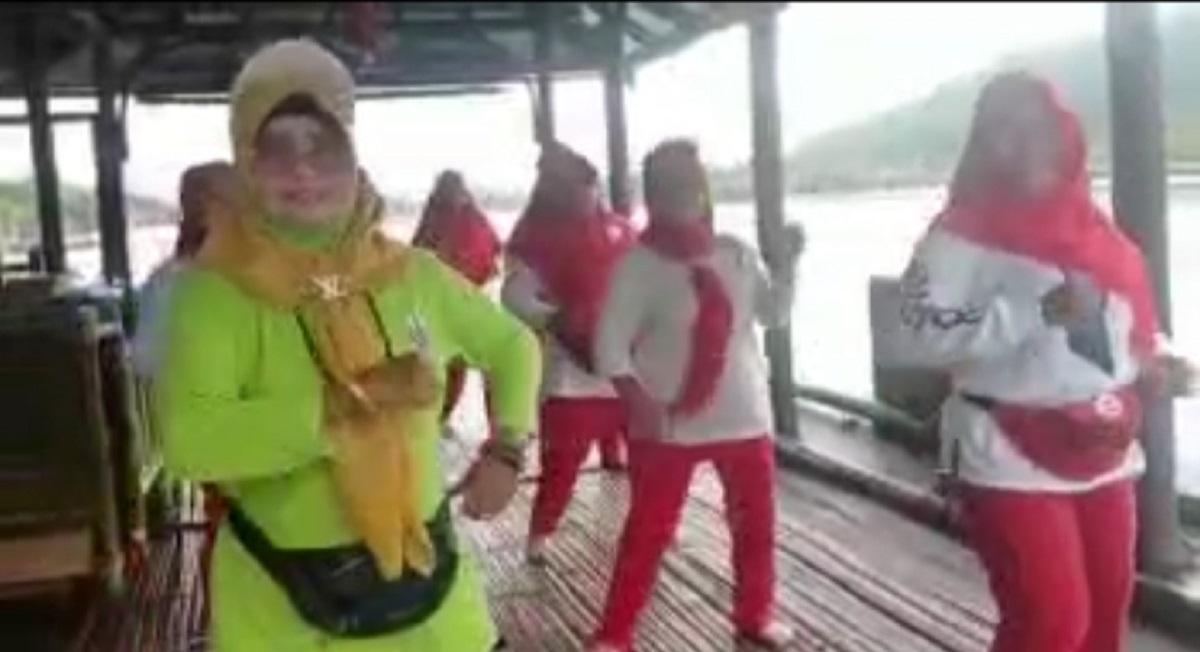 Tangkapan-layar-ibu-ibu-senam-di-Masjid-Apung-Pacitan-di-kawasan-Pantai-Pancer-Door-Pacitan.jpg