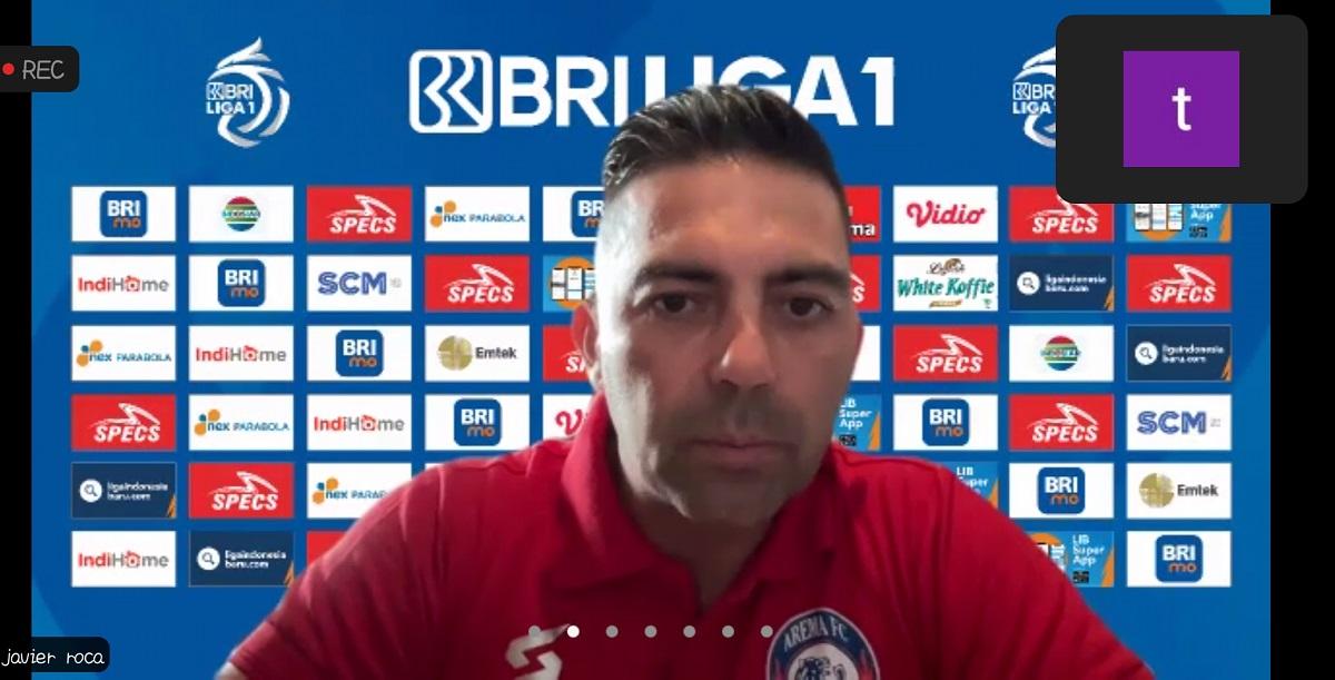 Tangkapan-layar-pelatih-Arema-FC-Javier-Roca-saat-melakukan-konferensi-pers.jpg