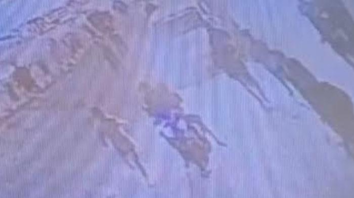 Kesaksian Meizka Putri Sebelum Kepala Adiknya Dibacok Celurit di Jalan Raya Dupak, Surabaya