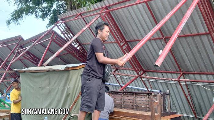 Tenda-PKL-di-kawasan-PIPP-Kota-Blitar-roboh-diterjang-angin-kencang-Selasa-1232024.jpg