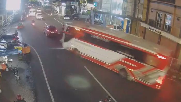 Terekam-Detik-detik-Bus-Pariwisata-Tabrak-Pengendara-di-Kota-Batu-Belok-Kencang-Diduga-3-Tewas.jpg