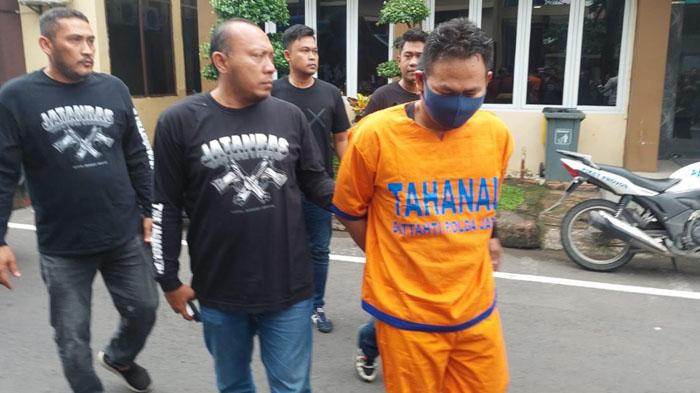 Tersangka-RTH-alias-Antok-saat-digelandang-ke-Gedung-Bidang-Humas-Mapolda-Jatim.jpg