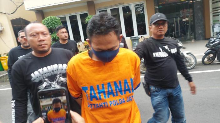 Tersangka-RTH-saat-digelandang-ke-Gedung-Bidang-Humas-Mapolda-Jatim-Senin.jpg
