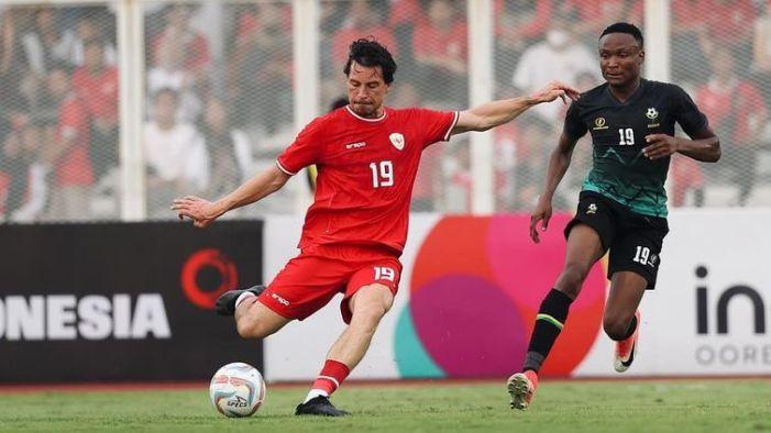 Thom-Haye-saat-membela-Timnas-Indonesia-dalam-laga-uji-coba.jpg