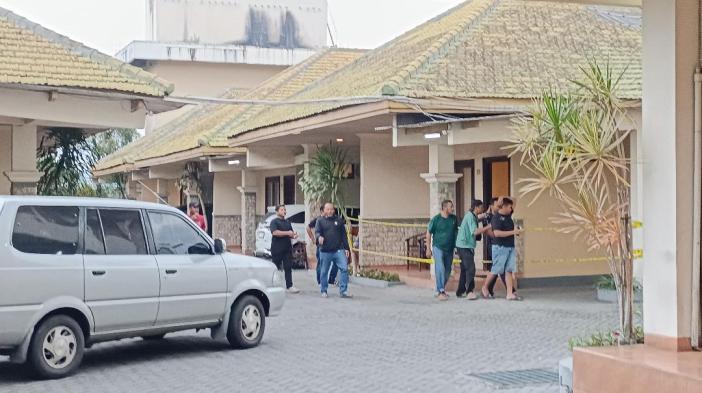 Tim-Polda-Jatim-saat-olah-TKP-menghadirkan-tersangka-di-kamar-301-Hotel-Adisurya-Kota-Kediri.jpg