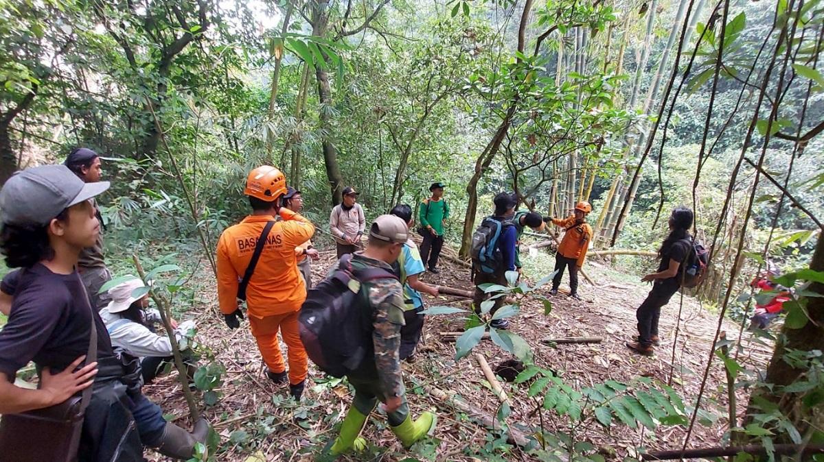 Tim-SAR-gabungan-Basarnas-saat-melakukan-pencarian-korban-hilang-di-kawasan-wisata-Bukit-Krapyak.jpg
