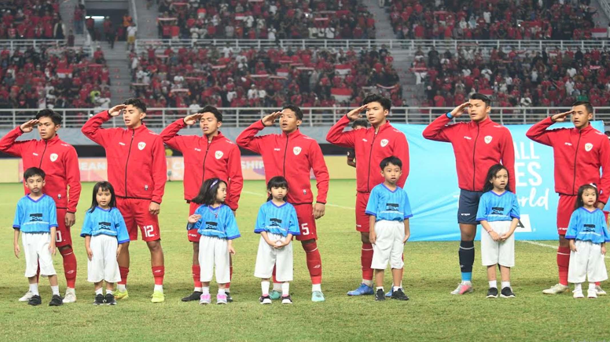 Timnas-U-19-indonesia-hormat-grak.jpg