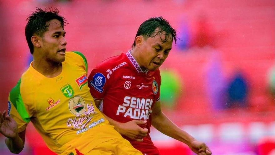 Toni-Firmansyah-dalam-laga-Semen-Padang-vs-Persebaya-Surabaya-di-Stadion-H-Agus-Salim.jpg
