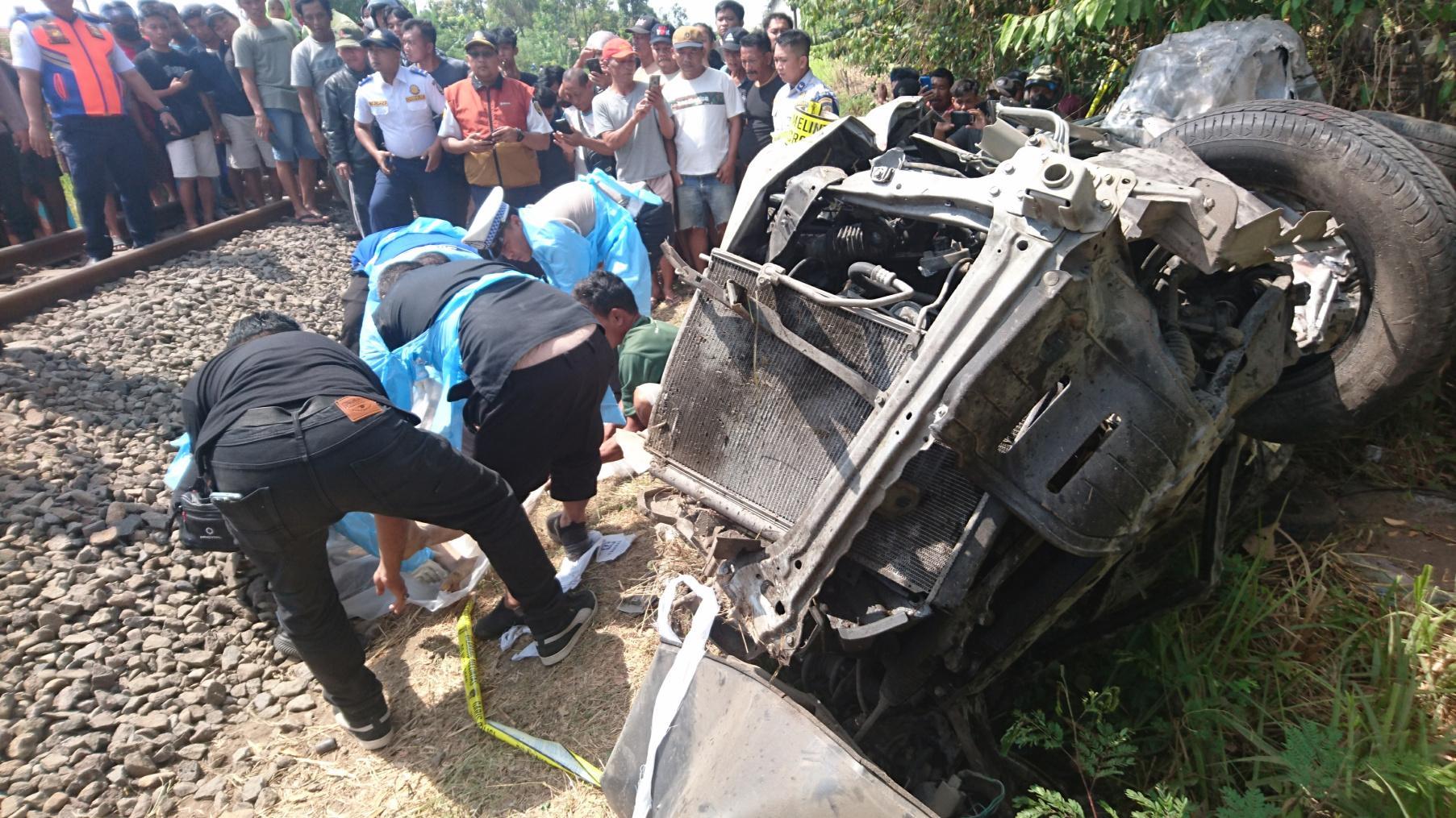 BREAKING NEWS - Tabrakan Toyota Avanza Vs Kereta Api di Tulungagung, Satu Orang Meninggal Dunia
