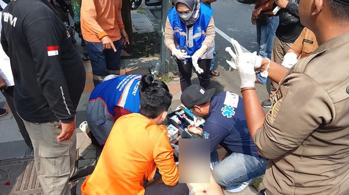 Tragedi Truk Disopiri Remaja 14 Tahun Seruduk Xpander di Perak Surabaya: Kantor Rusak, Lukai Warga