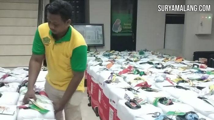 Truk-Box-Wings-untuk-selanjutnya-dibawa-ke-Asrama-Haji-Sukolilo-Surabaya.jpg