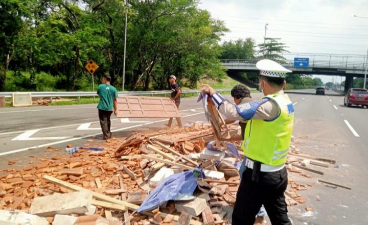 Truk-nopol-W-9913-UH-terguling-di-Tol-Dupak-Waru-KM-5400A-Surabaya.jpg