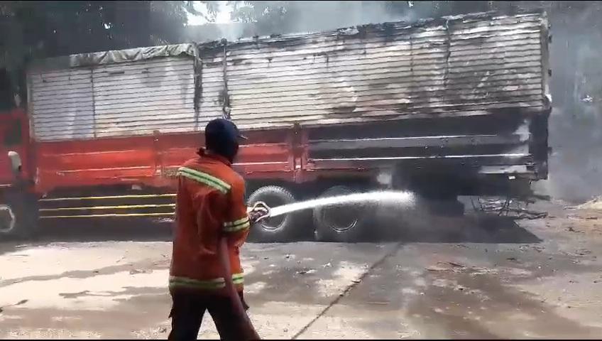 Truk-terbakar-Jalan-Raya-Krikilan-KM-29-Driyorejo-Gresik.jpg