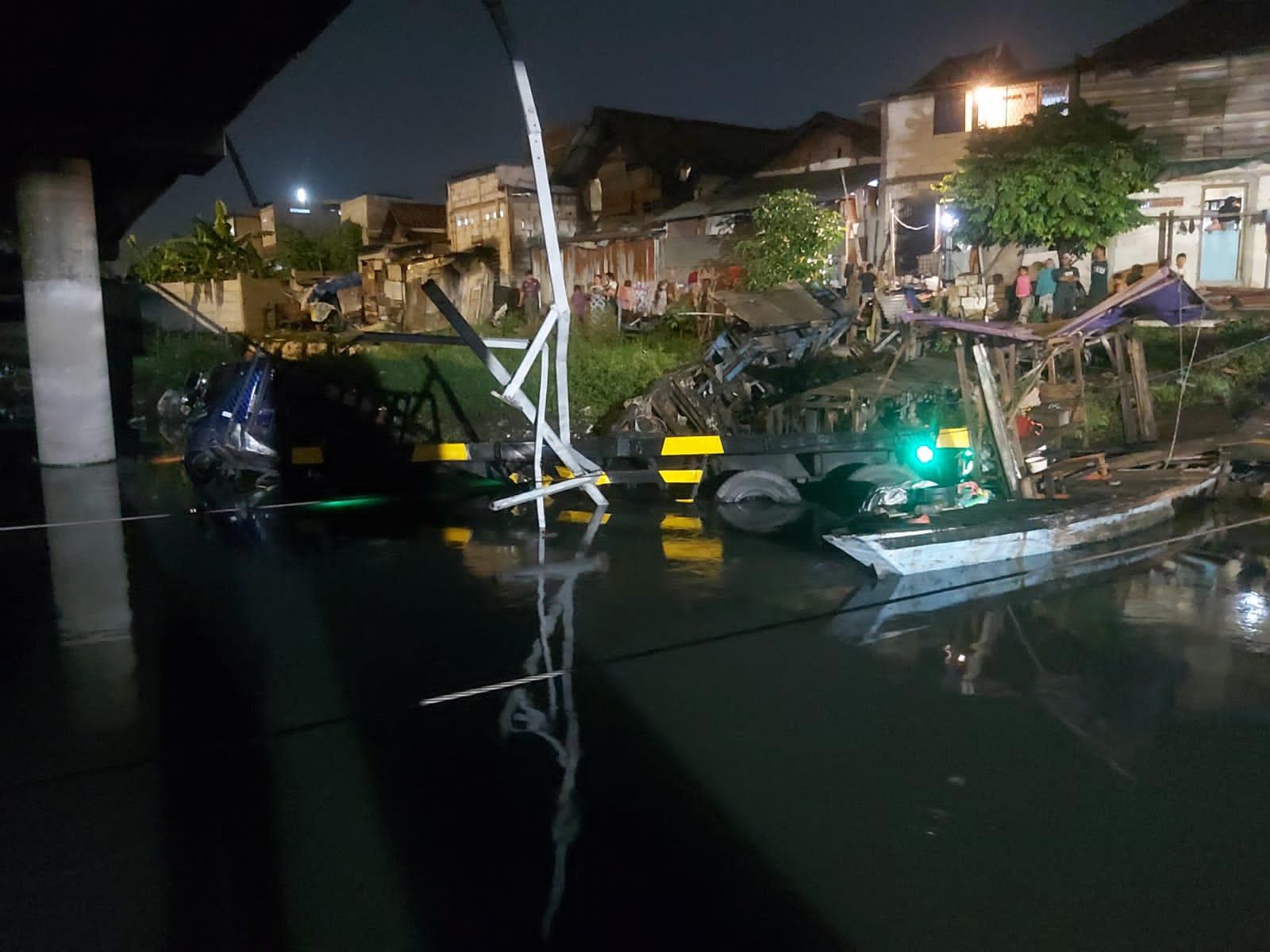 Penyebab Truk Trailer Terjun dari Jembatan di Jalan Tol ke Sungai Morokrembangan di Surabaya