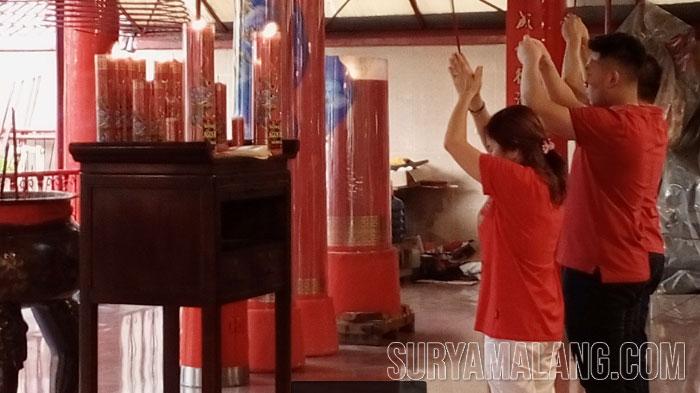 Umat-Tri-Dharma-tengah-beribadah-di-Klenteng-Tjoe-Tik-Kiong-Tulungagung.jpg