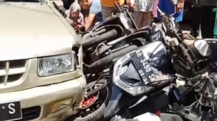Viral-mobil-Panther-tabrak-belasan-motor-di-Jalan-HOS-Cokroaminoto-Ponorogo.jpg