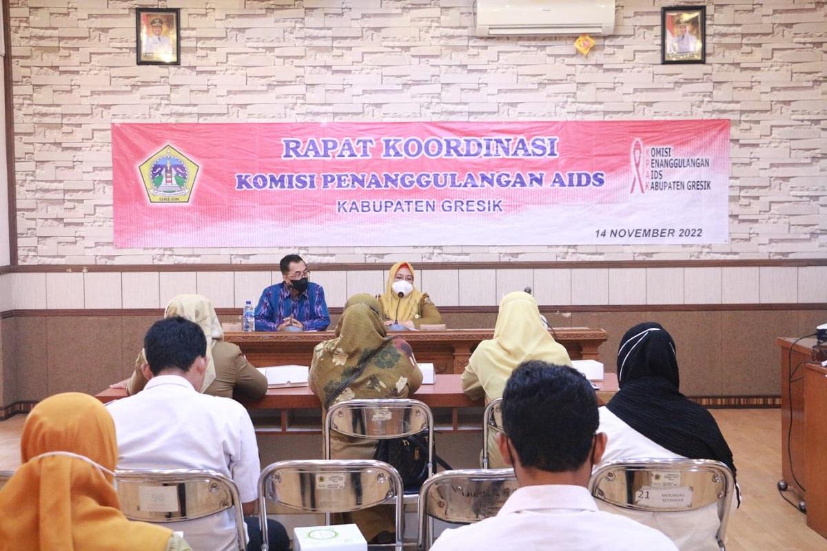Wabup-Gresik-Aminatun-Habibah-saat-memimpin-rakor-Komisi-Penanggulangan-AIDS.jpg