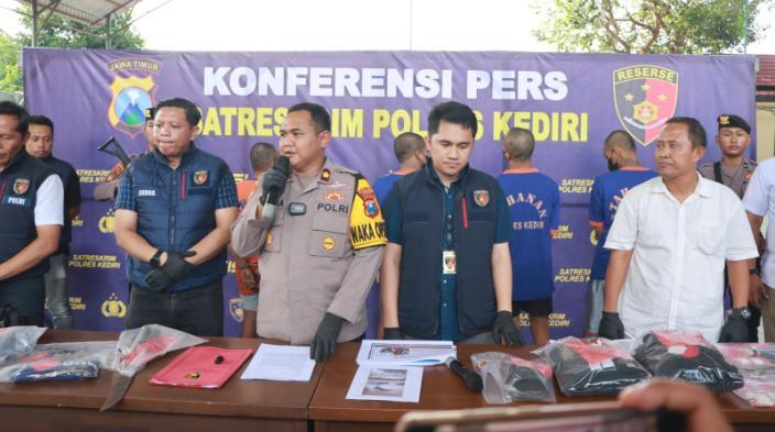 Waka-Polres-Kediri-Kompol-Ambuka-Yudha-Hardi-Putra-saat-rilis-kasus-2023.jpg