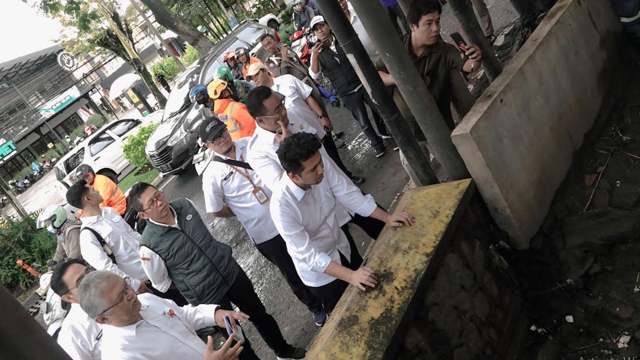 Wagub Emil Tinjau Drainase Jl Soehat Malang, Pastikan Tidak Ada Penebangan Pohon Tapi Pindah Reklame