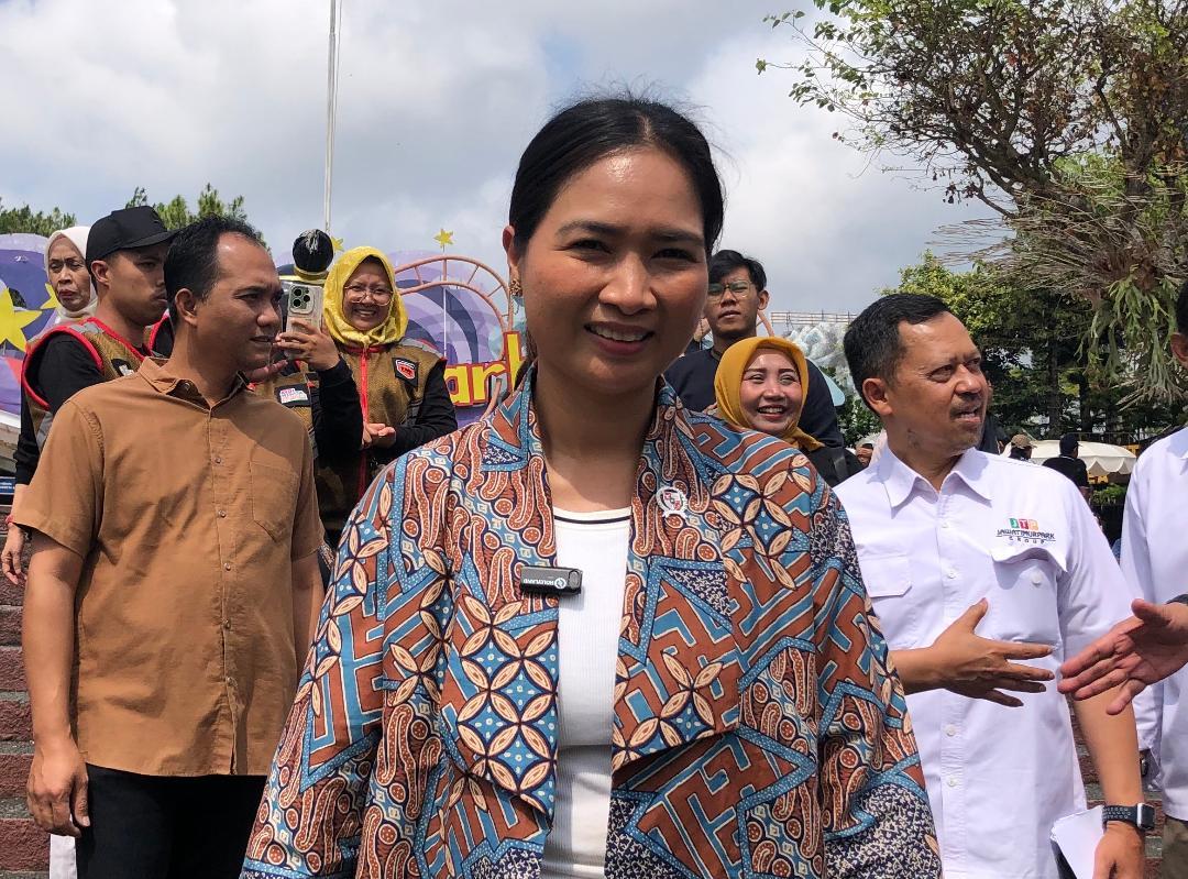 Wakil-Menteri-Pariwisata-dan-Ekonomi-Kreatif-Ni-Luh-Puspa-saat-datang-ke-Jatim-Park-Kota-Batu.jpg