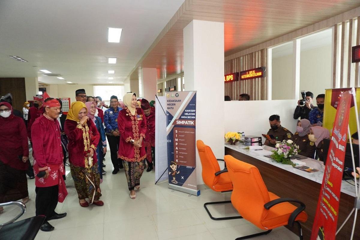 Wali-Kota-Batu-Dewanti-Rumpoko-meninjau-pelayanan-di-Mal-Pelayanan-Publik-setelah-diresmikan.jpg