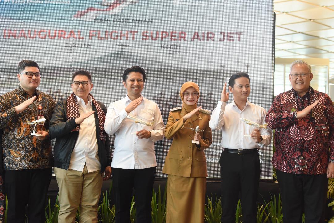 Wali-Kota-Kediri-Vinanda-Prameswati-hadir-dalam-inagural-flight-Super-Air-Jet-di-Bandara-Dhoho.jpg