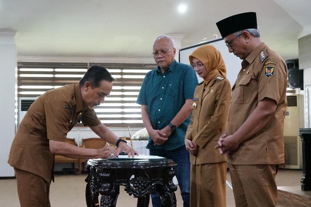 Wali-Kota-Kediri-Vinanda-Prameswati-memberikan-arahan-kepada-seluruh-pejabat-struktural.jpg