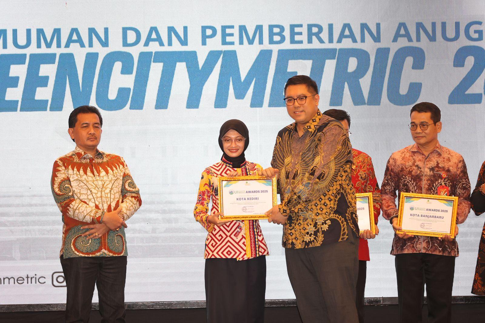 Wali-Kota-Kediri-Vinanda-Prameswati-penghargaan-UI-Green-Metric-Vishnu-Juwono.jpg