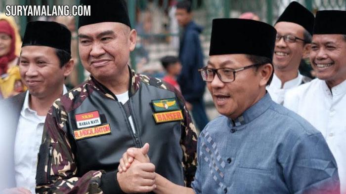 Wali-Kota-Malang-Sutiaji-berjabat-tangan-erat-dengan-mantan-Wali-Kota-Malang-Abah-Anton.jpg
