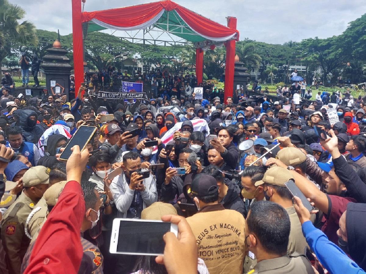 Wali-Kota-Malang-Sutiaji-saat-menemui-Aremania-saat-menggelar-aksi-damai.jpg