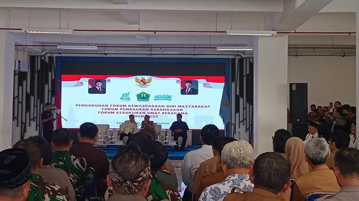 Wali Kota Malang Wahyu Hidayat Mengukuhkan FKDM, FKUB dan FPK Masa Bakti  2025-2030