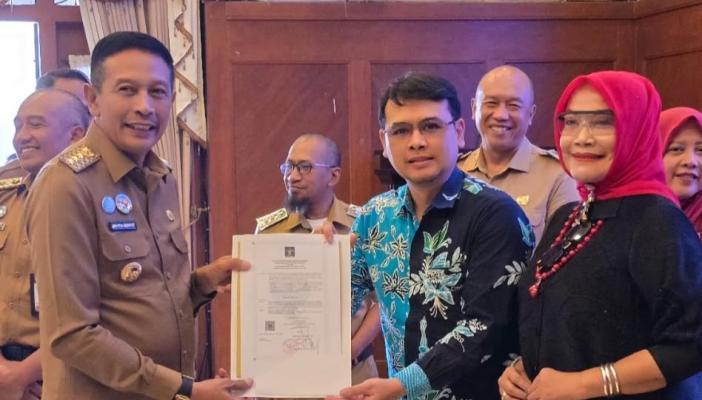 Wali-Kota-Malang-Wahyu-Hidayat-akta-pendirian-kepada-Ketua-Koperasi-Desa-Merah-Putih-Samaan.jpg