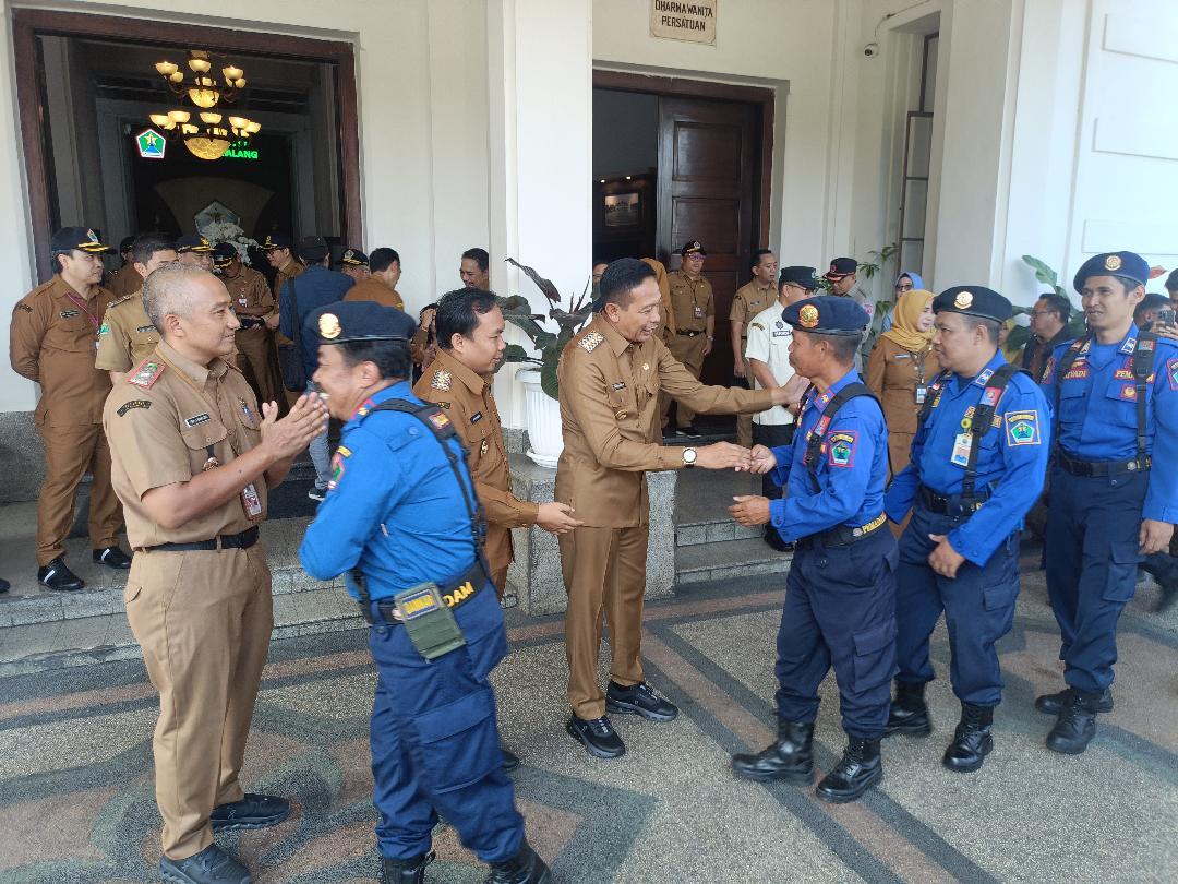 Wali-Kota-Malang-Wahyu-Hidayat-dan-wakilnya-Ali-Muthohirin-bersalaman-dengan-petugas.jpg