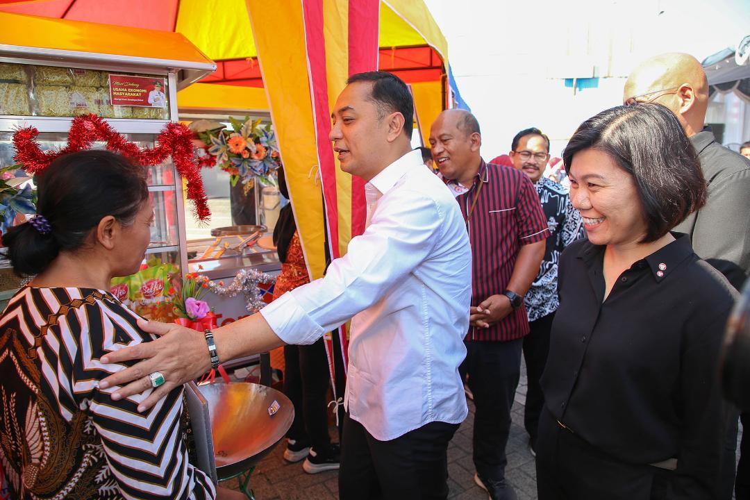 Wali-Kota-Surabaya-Eri-Cahyadi-saat-meninjau-sebuah-perusahaan-di-Surabaya.jpg