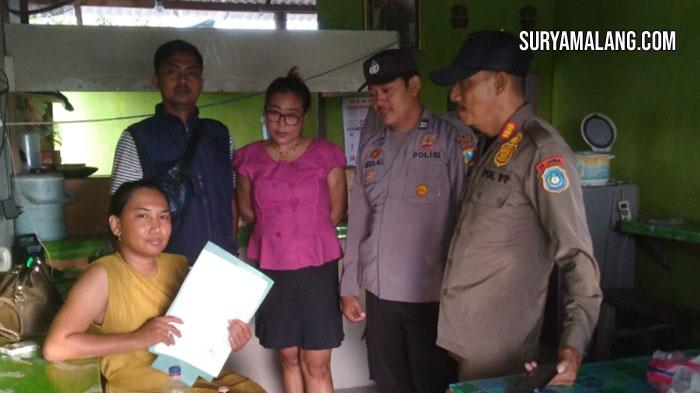 Warga 'Desa Pancasila' di Lamongan Tutup Paksa Warung Minuman Keras Susanti Wulandari