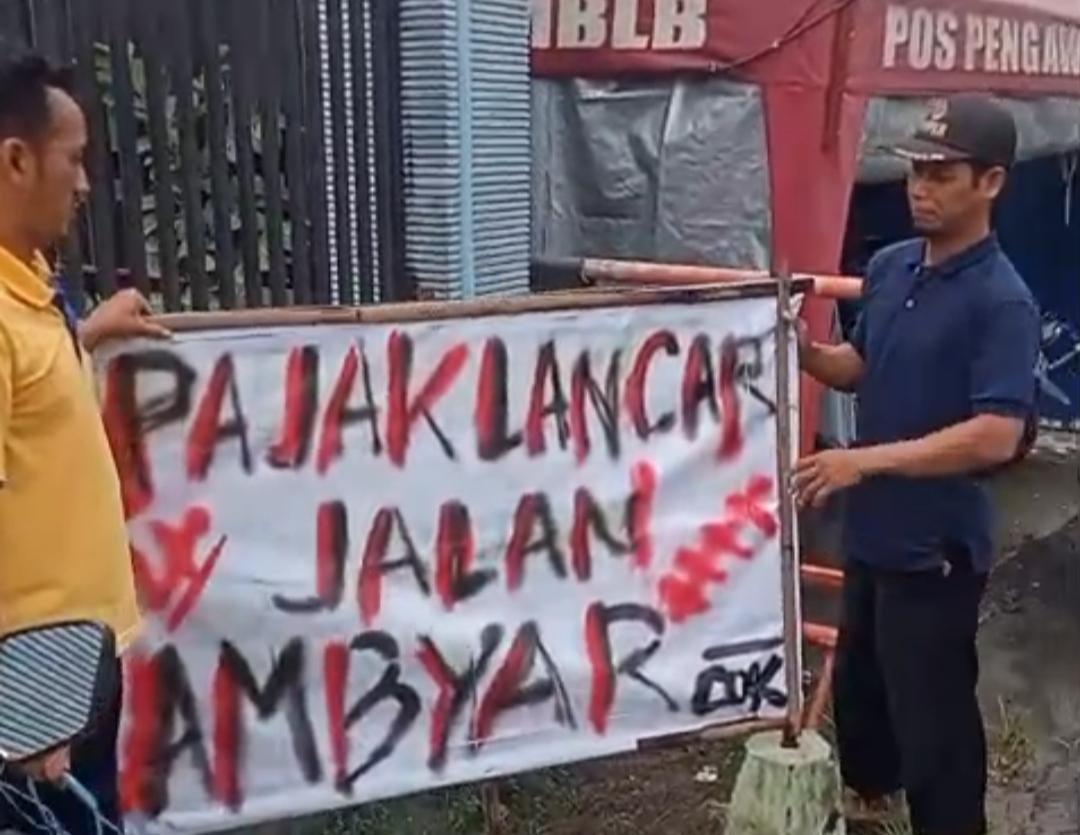 Warga Desa Candirejo Blitar Mulai Copot Poster Protes Jalan Rusak, Sudah Ada Tanda-tanda Perbaikan