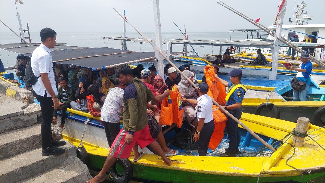 Ribuan Warga Gili Ketapang Probolinggo Terjang Hujan Rayakan Tradisi Petolekoran Jelang Lebaran