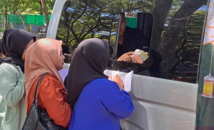 Warga-antre-menukar-uang-baru-dari-kas-keliling-BI-Malang-di-Stadion-Kanjuruhan.jpg