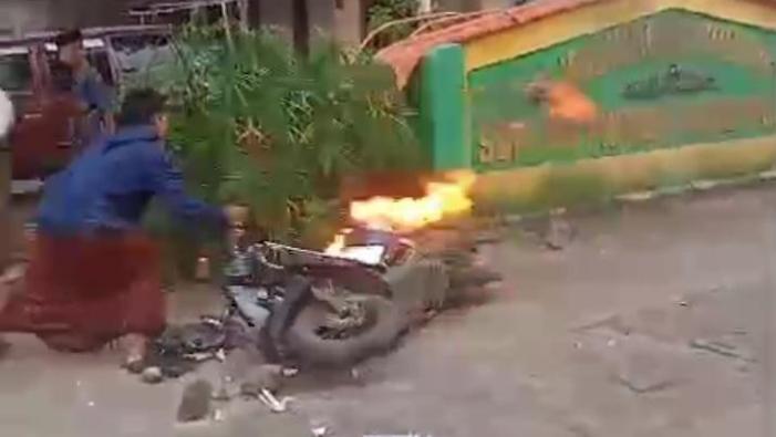 Warga-bakar-sepeda-motor-milik-maling-di-Desa-Karangrejo-Kecamatan-Gumukmas-Jember.jpg