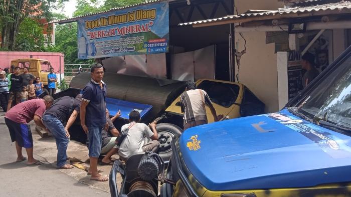 Kernet Tewas Terjepit Truk Tangki yang Masuk Got di Jember