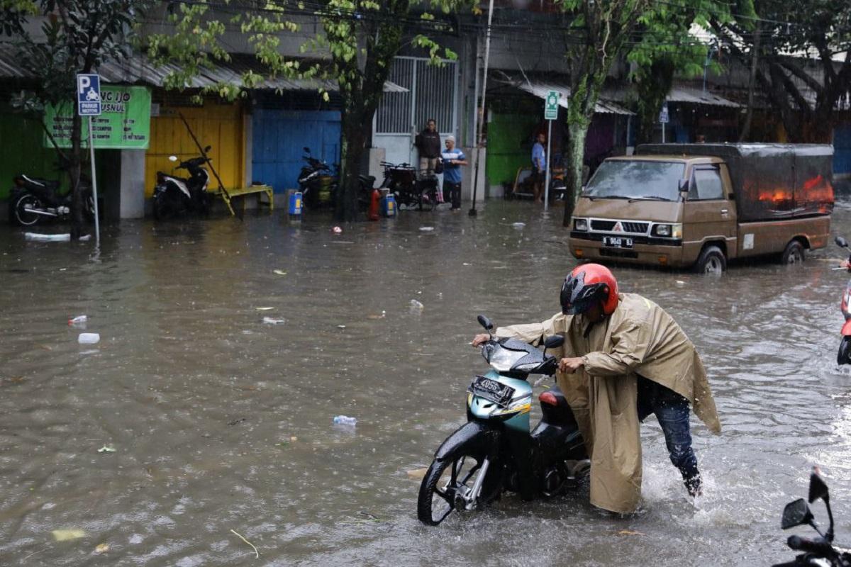 Warga-mendorong-motor-saat-banjir-di-Jalan-Ir-Rais-Kota-Malang-Jumat-2432023.jpg