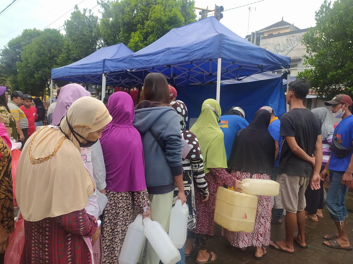 Warga-tampak-sedang-mengantre-membeli-minyak-curah-dengan-harga-miring.jpg