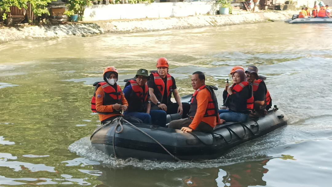Peringatan Hari Bumi, PAM Surya Sembada dan Wartawan Pemkot Surabaya Gotong Royong Bersihkan Kalimas