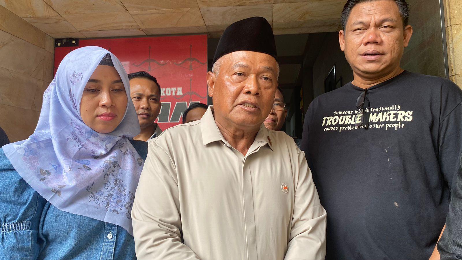 Yai-Mim-didampingi-istrinya-Rosida-Vignesvari-menjalani-pemeriksaan-di-Polresta-Malang-Kota.jpg