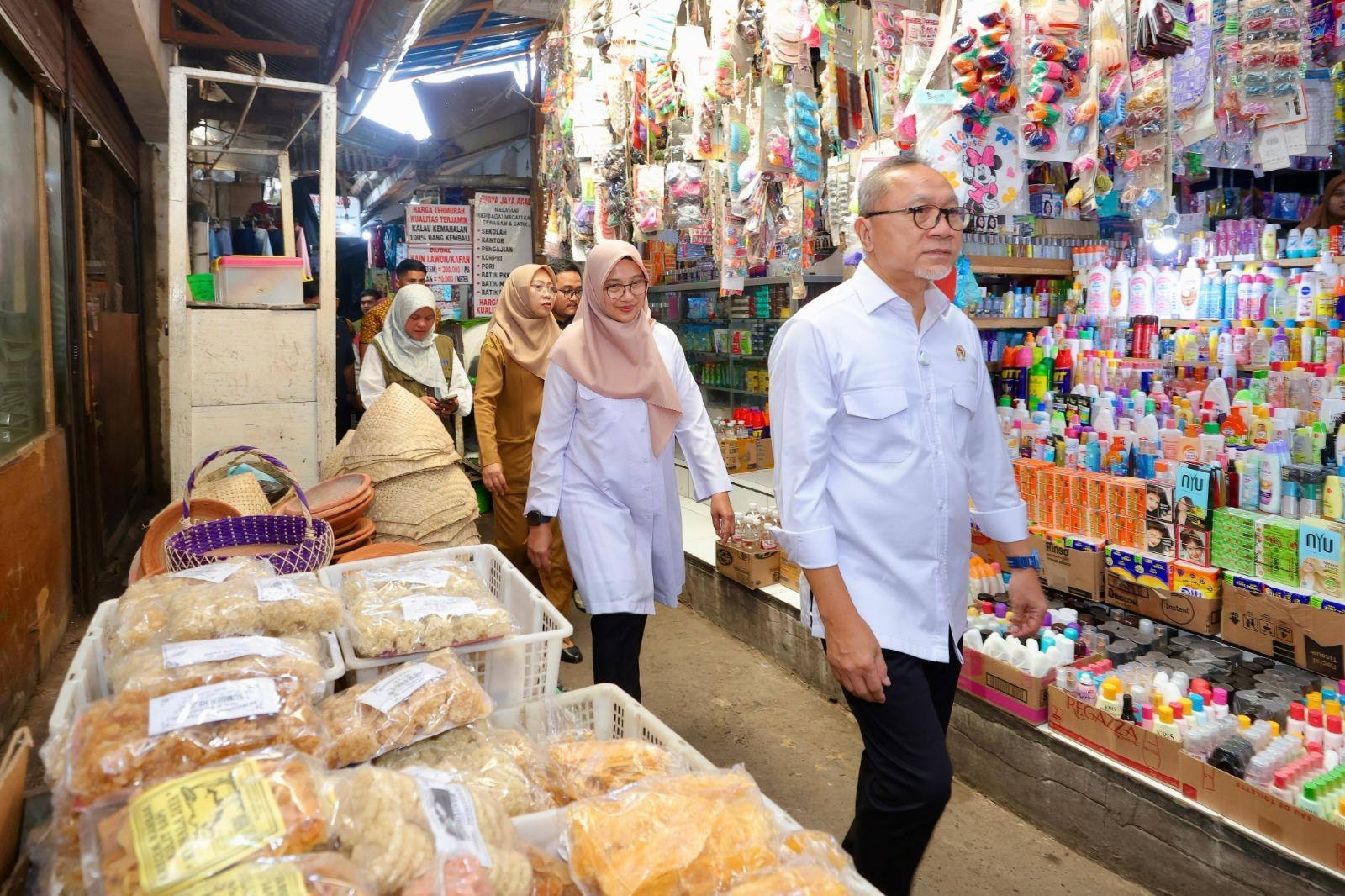 Kunjungi Pasar Rogojampi untuk Cek Harga Sembako, Menko Zulhas: Banyuwangi Inflasinya Sangat Terjaga